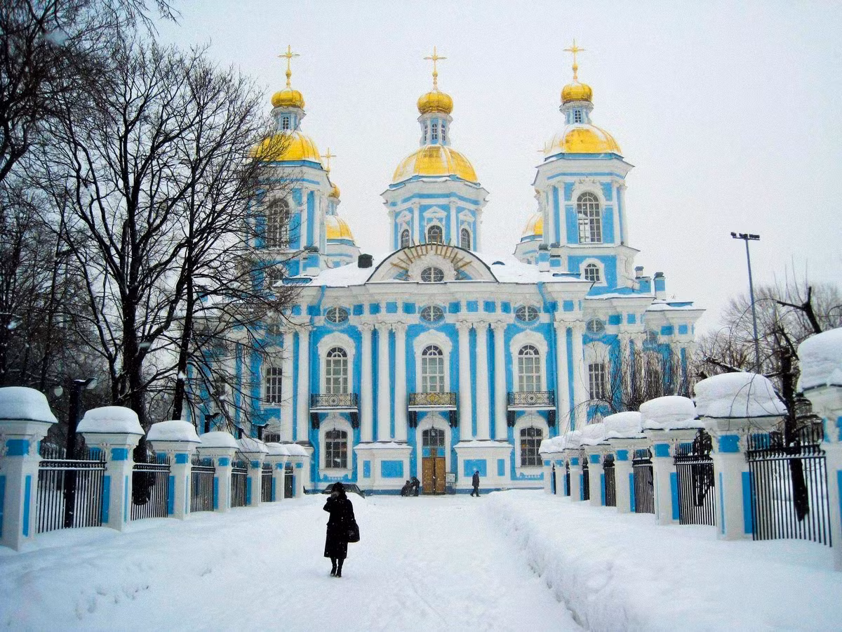 Cung điện mùa Đông ở St. Peterburg chính là nơi ở của Nga hoàng trước đây. Được xây dựng từ năm 1753 với hơn 700 căn phòng, cung điện mùa Đông vô cùng tráng lệ bởi được trang hoàng từ chất liệu đá hoa cương đắt đỏ. Ngày nay, Cung điện mùa Đông là một trong những địa điểm du lịch hấp dẫn nhất ở nước Nga.