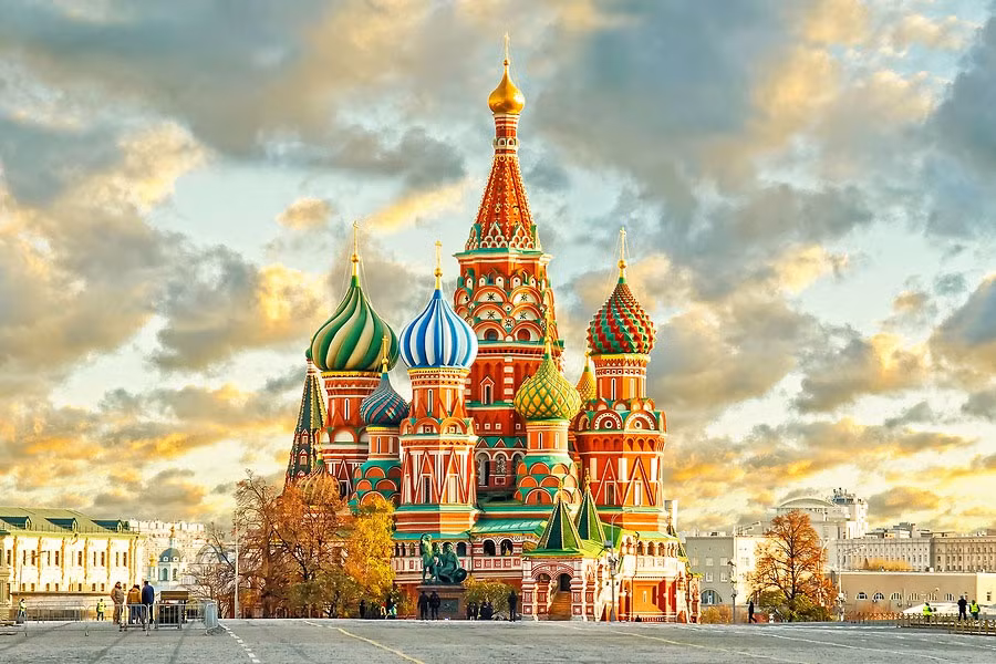 Cung điện Kremlin là một trong những địa điểm du lịch hấp dẫn nhất của nước Nga. Được xây dựng từ năm 1475, nằm trên đồi Borovitskii bên cạnh bờ sông Moscow, mục đích khi xây dựng cung điện là để phục vụ công tác chính trị, các cơ quan cao cấp hàng đầu của Nga đều có văn phòng ở đây. Ngày nay, cung điện mở cửa để đón du khách vào tham quan tất cả các ngày trong tuần.