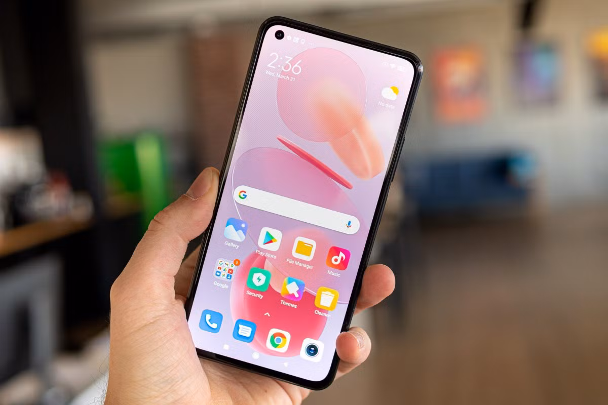  Xiaomi Mi 11 Lite được giảm một triệu đồng, còn 7 triệu đồng. Đây là mẫu smartphone có kiểu dáng mỏng nhẹ nhất trên thị trường. Theo đó, máy đạt độ mỏng 6,81 mm và khối lượng 157 gram. Thiết bị có nhiều màu sắc như hồng, xanh dương và đen. Model này được trang bị chip Snapdragon 732G, RAM 8 GB, bộ nhớ trong 128 GB. Ảnh: Droid News.