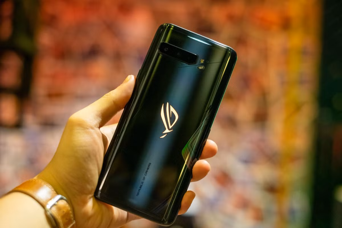  Asus ROG Phone 3 giảm 500.000 đồng, còn 19,5 triệu đồng. Model này có thiết kế hầm hố hướng đến game thủ. Sản phẩm dùng màn hình 6,59 inch, tần số quét 144 Hz. Máy được trang bị chip Snapdragon 865+, dung lượng RAM 12 GB và bộ nhớ trong 512 GB cùng viên pin 6.000 mAh.