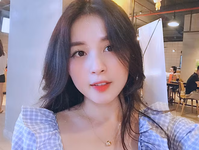  Cô nàng sở hữu nụ cười tươi tắn, đôi mắt to tròn cùng mái tóc suôn mượt. Vậy nên dù bỏ lớp son phấn ra, Thảo Nari trông vẫn xinh đẹp, dịu dàng đúng chuẩn con gái Việt. 