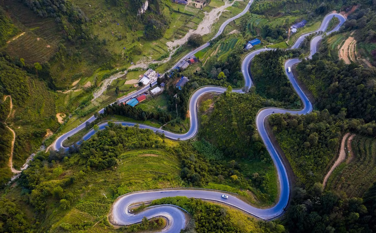 Đèo Mã Pí Lèng là một trong tứ đại đỉnh đèo Việt Nam, bởi độ hiểm trở của những cung đường uốn lượn, vắt mình từ núi này sang núi khác, mà còn bởi vẻ đẹp của khung cảnh nơi đây. Mã Pí Lèng trong tiếng dân tộc có nghĩa là “Sống mũi ngựa”, dài khoảng 20 km nằm trên con đường Hạnh Phúc nối liền Đồng Văn và thị trấn Mèo Vạc. Ảnh: Du lịch Việt Nam.