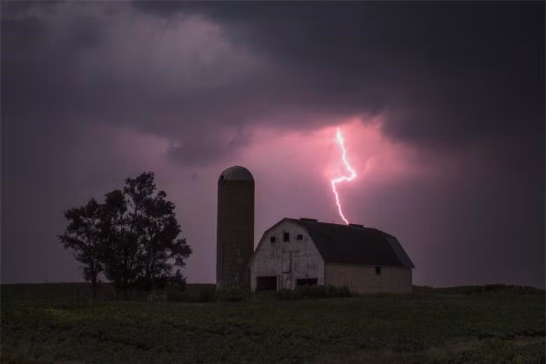 Tia chớp đỏ trên bầu trời Iowa, Mỹ. Theo Hoàng Lê/VOV