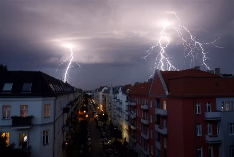Trận sấm sét cuồng phong trút xuống Berlin, Đức.