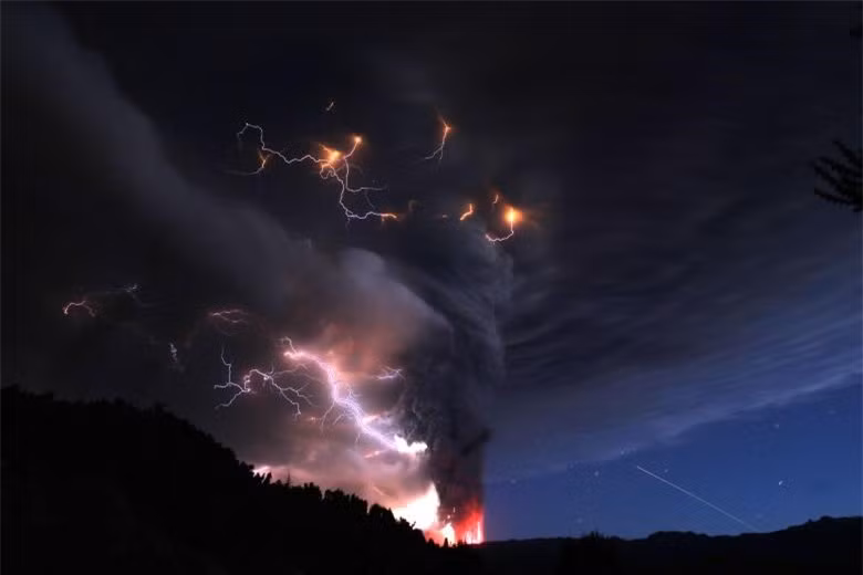 Những tia sét đánh xuống khi núi lửa phun trào ở gần thành phố Osorno, Chile.