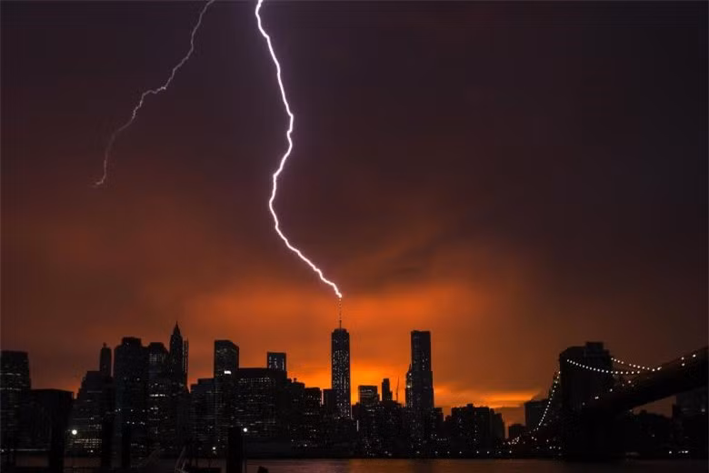 Tia sét đánh xuống Trung tâm Thương mại Ơne World tại Manhattan, Mỹ vào lúc hoàng hôn.