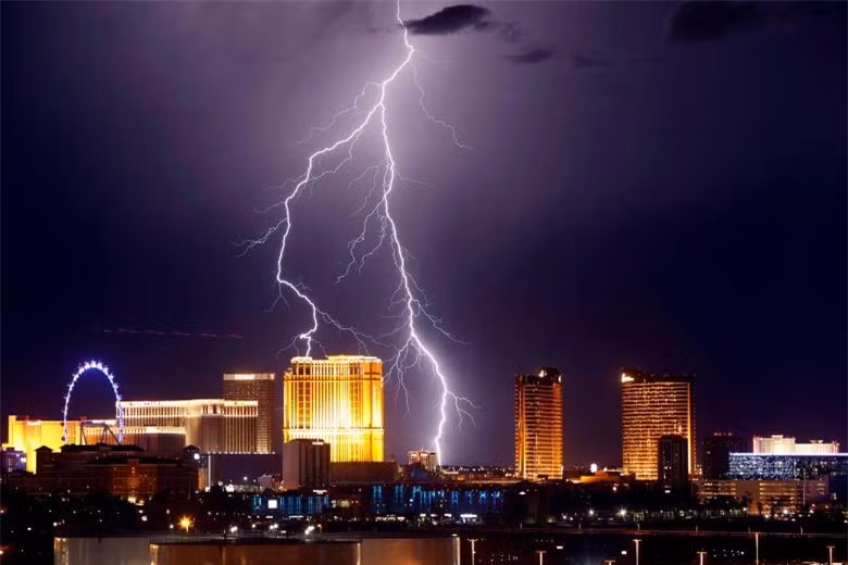 Cơn bão lớn quét qua Las Vegas, Mỹ mang theo sấm sét kinh hoàng.