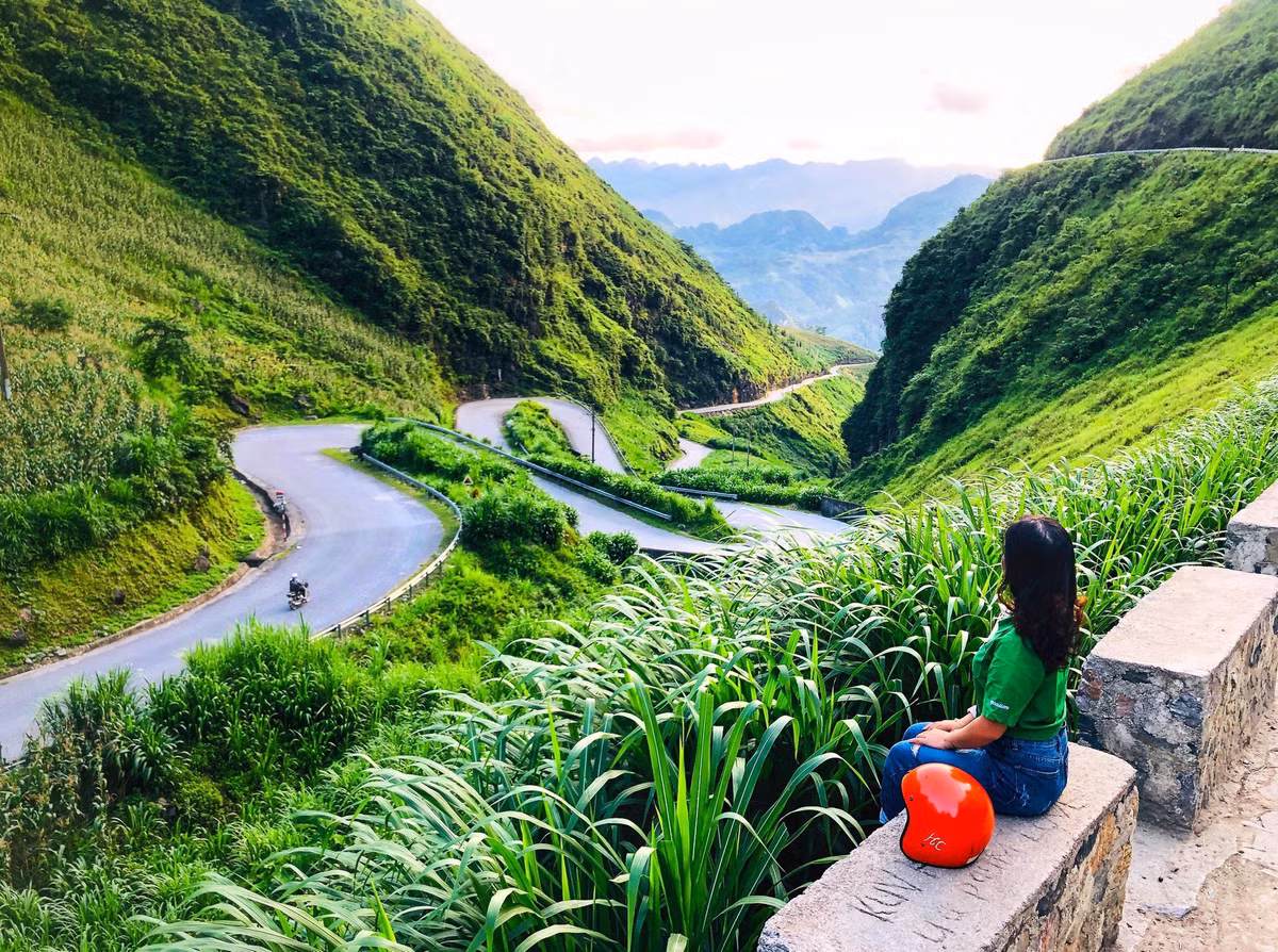 Đường Hạnh Phúc nối từ cầu Gạc Đì tới cao nguyên đá Đồng Văn. Toàn tuyến Hà Giang - Đồng Văn - Mèo Vạc này kéo dài 185 km. Băng qua đường Hạnh Phúc, bạn sẽ được chiêm ngưỡng cảnh sắc núi đồi trập trùng, dòng Nho Quế xanh ngắt dưới vực. Đèo Mã Pì Lèng thu hút dân phượt cũng nằm trên cung đường này. Ảnh: Lê Vinh Đệ.