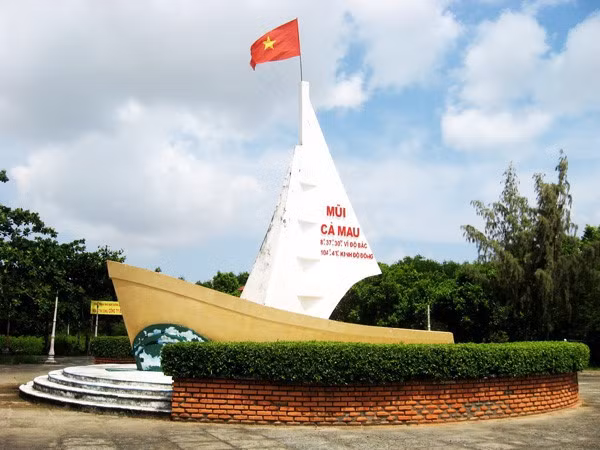 Xóm Mũi, xã Đất Mũi, huyện Ngọc Hiển, tỉnh Cà Mau, cách thành phố Cà Mau hơn 100 km. Bên trái mũi là biển Đông, bên phải là biển Tây, tức Vịnh Thái Lan, chính là điểm cực Nam của nước ta. Nơi đây đồng thời là điểm du lịch không thể thiếu của du khách mỗi khi đặt chân đến mảnh đất miền Tây này.