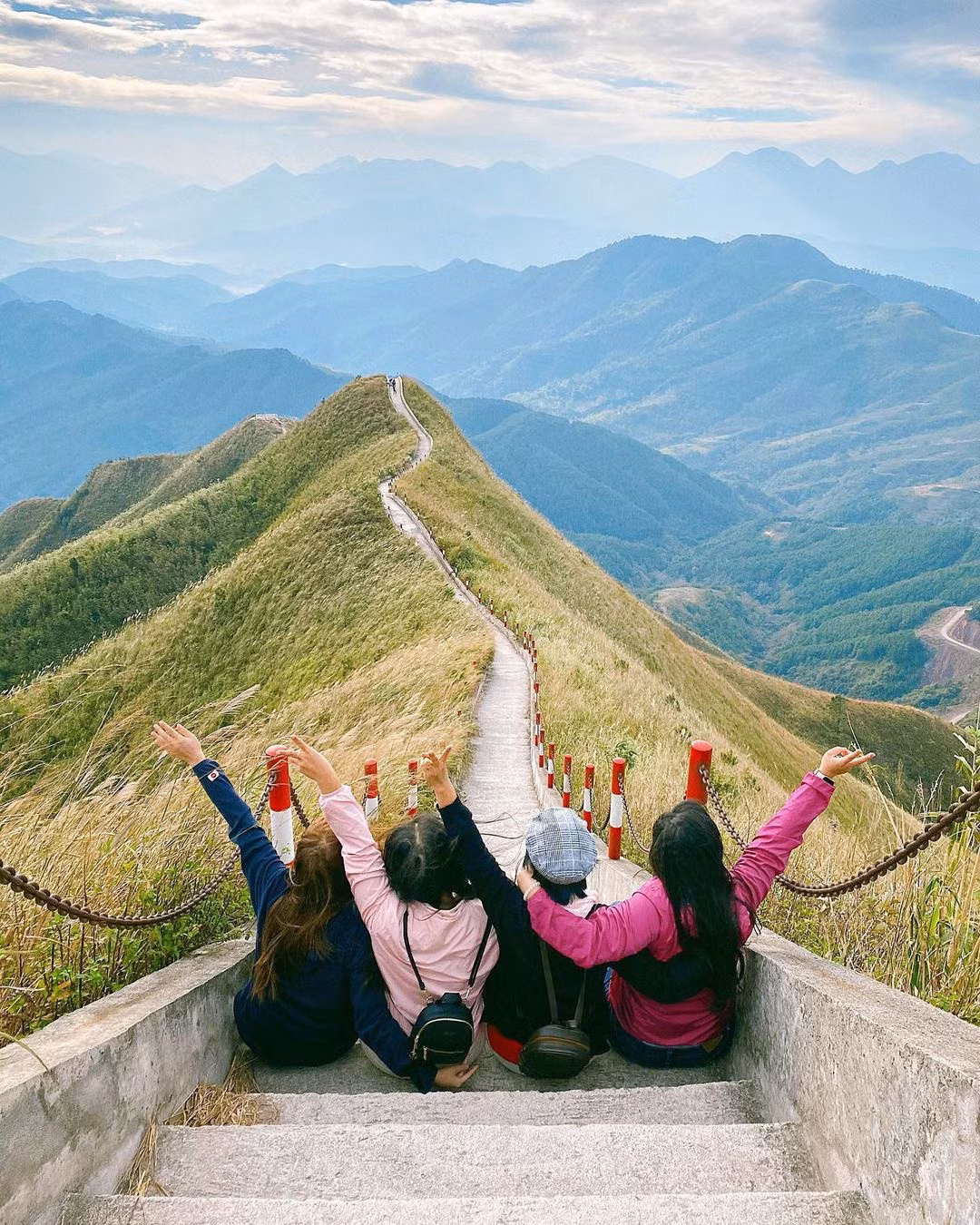 Trước đây, đường mòn trên đỉnh núi hoang sơ này bằng đường đất, nhỏ hẹp, khúc khuỷu, vô cùng nguy hiểm. Hiện con đường đã được xây dựng lại để thuận tiện cho di chuyển. Với khoảng 2.000 bậc cho đoạn đường 2 km, chinh phục cung đường này, du khách sẽ đến cột mốc cao nhất của tỉnh Quảng Ninh - cột mốc 1305. Ảnh: M.i.a.ngo.