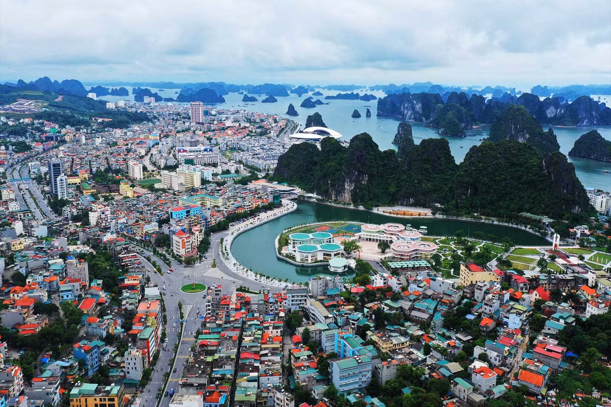 Quảng Ninh là tỉnh có nhiều thành phố nhất Việt Nam, địa phương này hiện có tới 4 thành phố trực thuộc gồm: Hạ Long, Cẩm Phả, Móng Cái, Uông Bí. Ngoài ra, Quảng Ninh còn có 2 thị xã là Đông Triều và Quảng Yên. Ảnh: Báo Quảng Ninh.
