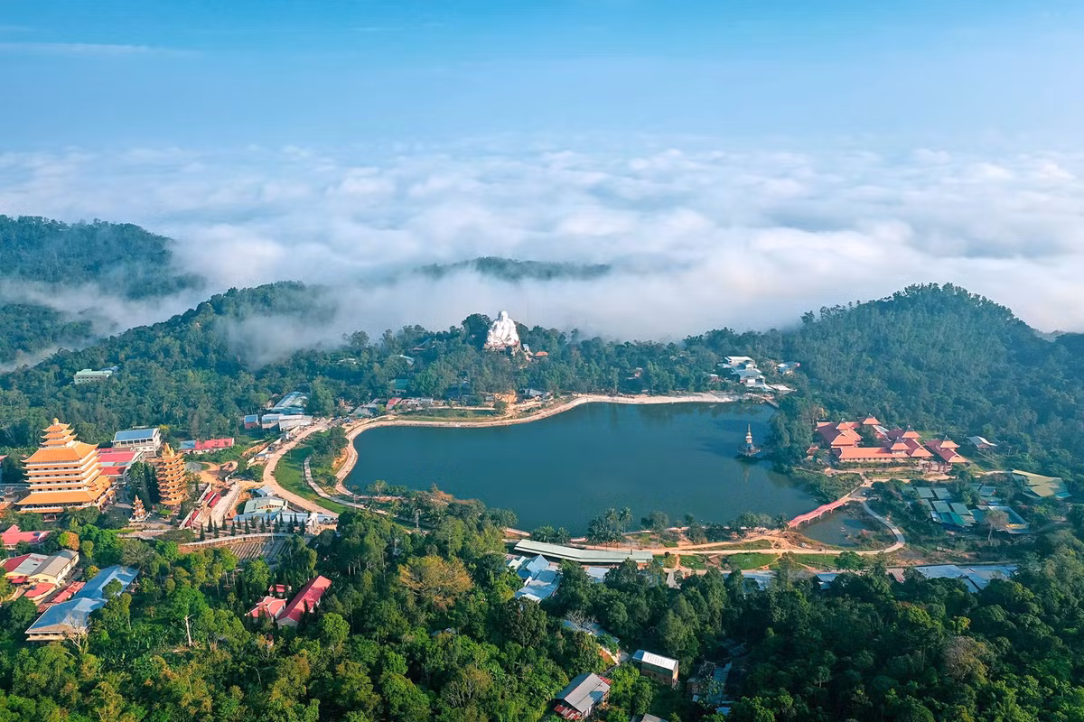 Núi Cấm, còn được gọi là Núi Ông Cấm hay Thiên Cấm sơn, Thiên Cẩm Sơn, tên Khmer là Pnom ta piel hay Pnom po piêl. Đây là ngọn núi thuộc địa bàn xã An Hảo, huyện Tịnh Biên, tỉnh An Giang.