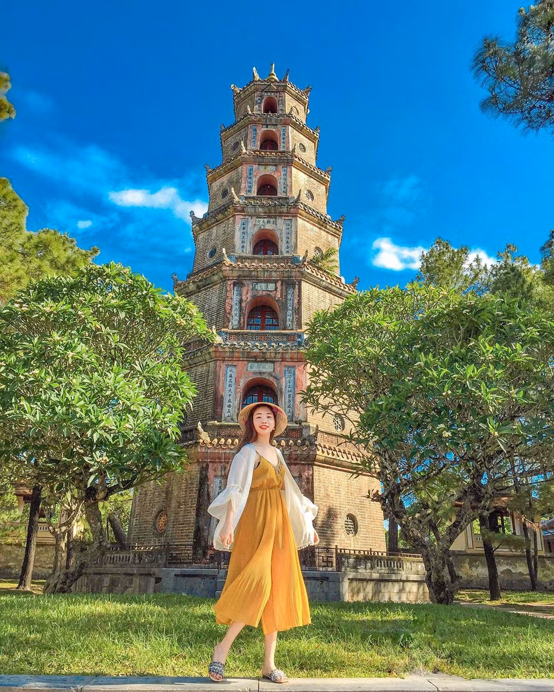 Thiên Mụ là ngôi cổ tự nổi tiếng linh thiêng, thu hút du khách viếng thăm khi đến Huế. Trong sân chùa có tòa tháp cổ với kiến trúc hình bát giác độc đáo, cao 7 tầng, mỗi tầng có thờ Phật, gọi tên là tháp Phước Duyên. Đây được xem là một biểu tượng đáng nhớ của đất cố đô. Ảnh: Ngababii.