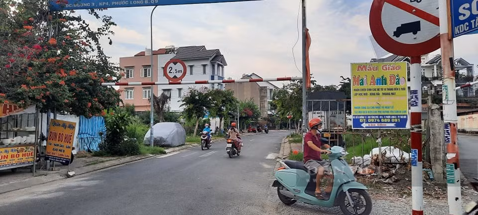 Liên quan đến sai phạm tại Sagri, cách đây không lâu (11/7), ông Trần Vĩnh Tuyến - Phó Chủ tịch UBND TP.HCM và ông Trần Trọng Tuấn, Phó Chánh Văn phòng Thành ủy, cựu Giám đốc Sở Xây dựng TP.HCM đã bị Cơ quan Cảnh sát điều tra - Bộ Công an (C01) khởi tố.