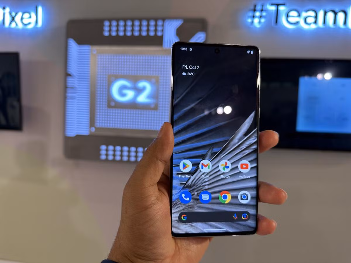 Mới mẻ hơn một tí, hãy cân nhắc Pixel 7 Pro với giá từ 8,3 triệu đồng. Pixel 7 Pro được đánh giá là mẫu Pixel đáng mua nhất ở thời điểm hiện tại. Chiếc máy này sở hữu màn hình lớn 6.7 inch với tần số quét 120Hz mượt mà, đã được cập nhật lên Android 15 và sẽ tiếp tục nhận được hỗ trợ phần mềm trong hai năm tới. Ảnh: Tuệ Minh