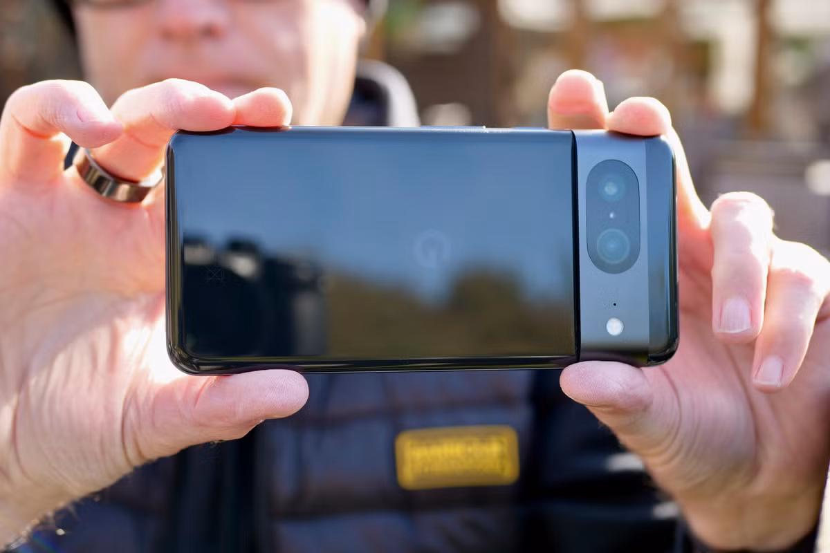 Tiệm cận mức giá 10 triệu đồng hiện nay chiếc smartphone này đã giảm nữa giá so với thời điểm ra mắt (5/2023). So với những thế hệ trước, chiếc máy này có thiết kế nhỏ gọn hơn, cùng nhiều màu sắc đẹp mắt. Mặc dù không có camera tele nhưng khả năng chụp ảnh vẫn rất tốt nhờ AI. Đáng chú ý, độ sáng màn hình được nâng lên 2.000 nits, khắc phục điểm yếu khi sử dụng ngoài trời của dòng Pixel. Ảnh: Anh Tú/Sforum