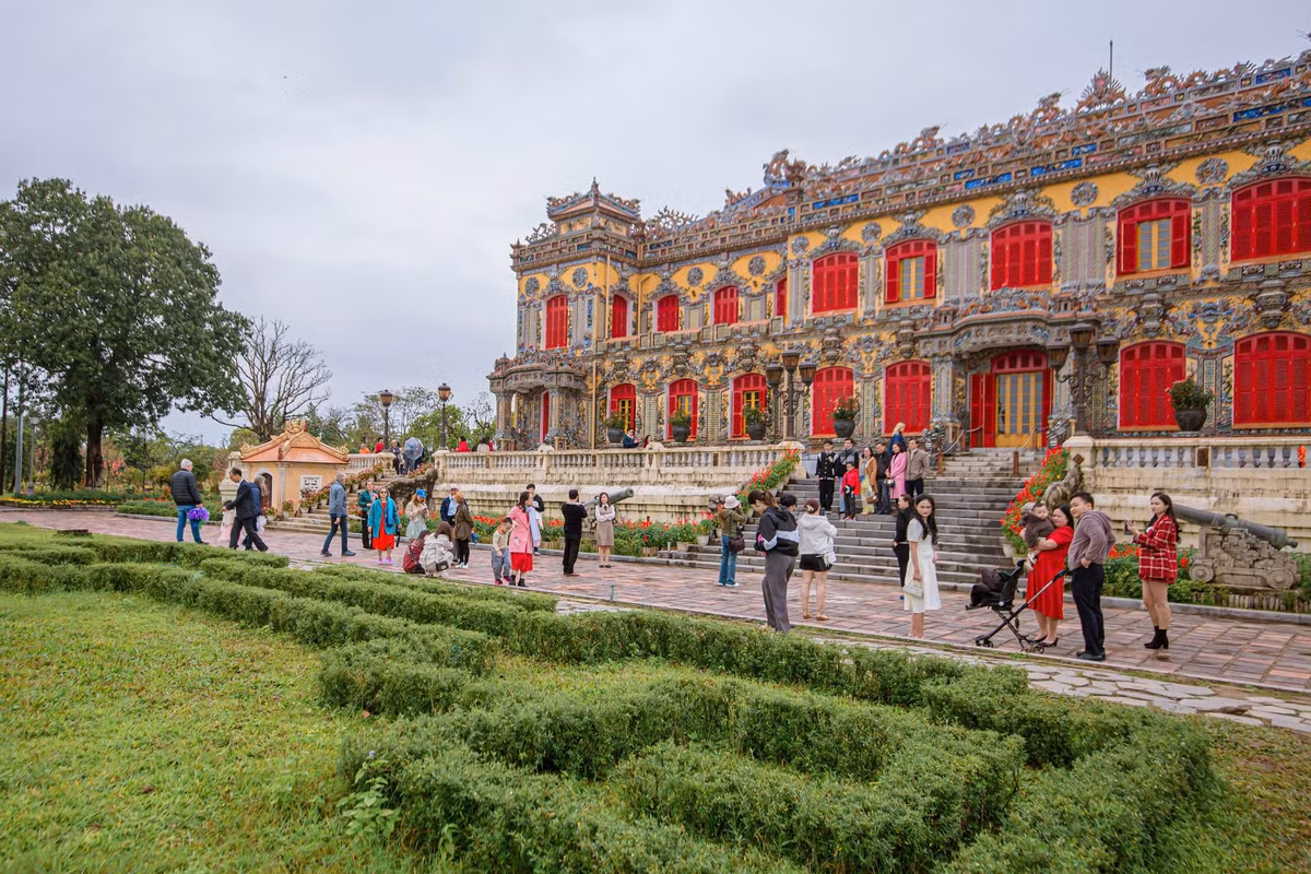 Du khách tham quan điện Kiến Trung bên trong Hoàng thành Huế.