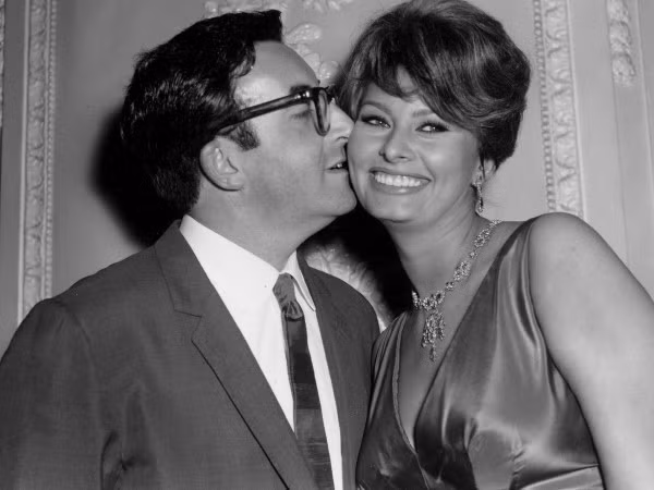Năm 1960, Sophia Loren đóng cặp với huyền thoại phim hài Peter Sellers trong bộ phim "The Millionairess". Nam diễn viên hoàn toàn bị mê hoặc bởi sắc đẹp của bạn diễn nữ, nhưng Sophia không hề có đáp lại cảm tình đó.