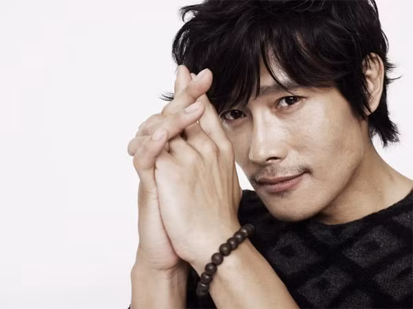 Lee Byung Hun bị tống tiền vì phụ tình trẻ?
