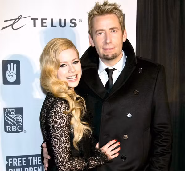 Nữ rocker Avril Lavigne hẹn hò 1 tháng. Avril Lavigne đã gật đầu đồng ý làm vợ nhà sản xuất Chad Kroeger đúng một tháng hai người quen nhau. Họ đính hôn vào tháng 8/2012 và đám cưới 1 năm sau đó ở miền nam nước Pháp. Mới đây có tin hai ngôi sao Canada đã chia tay.