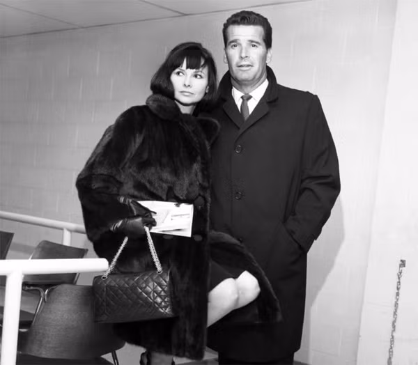 Nam diễn viên nổi tiếng James Garner hẹn hò 14 ngày. James gặp Lois Clarke tại sự kiện Adlai Stevenson for President năm 1956. Sau đúng 2 tuần hẹn hò, họ quyết định kết hôn, thậm chí bỏ qua cả màn cầu hôn. Cuộc hôn nhân của Jame và Lois kéo dài tới tận 58 năm, cho tới khi Garner trút hơi thở cuối cùng vào tháng 7/2014.