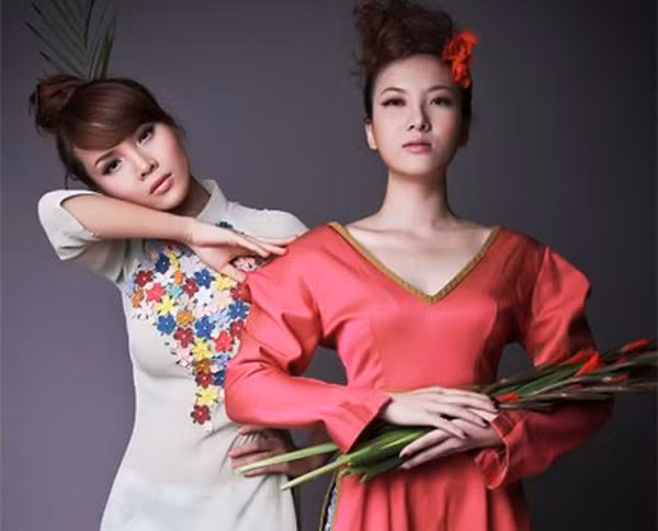 Trong khi đó, Yến Nhi không tạo ra được bản hit nào đáng chú ý kể từ khi solo. Cô cũng lấn sâu vào việc thẩm mỹ quá đà khiến gương mặt không còn xinh đẹp như trước. Mặc dù vậy, tình cảm của hai chị em vẫn không bị sứt mẻ. Đi đâu họ cũng vẫn song hành cùng nhau và Yến Nhi luôn dành một sự ngưỡng mộ dành cho chị gái của mình.
