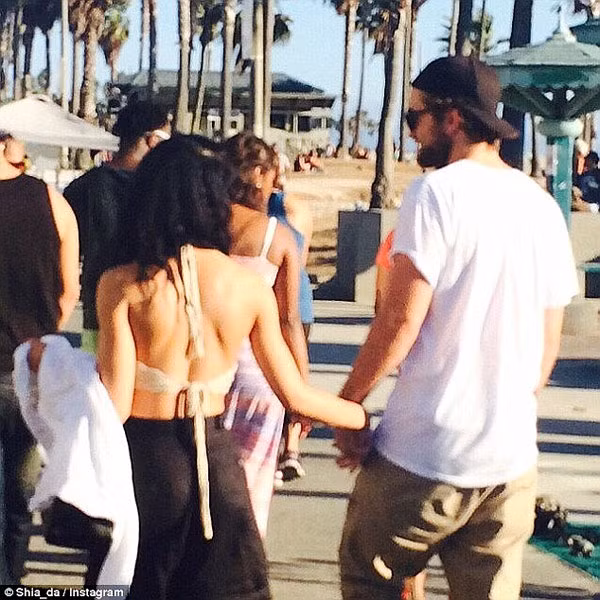 Bức ảnh Robert Pattinson và FKA Twigs vào tuần trước khiến cư dân mạng dậy sóng.