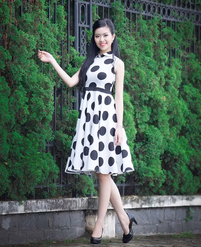 Nguyễn Hằng Nga, 21 tuổi, đến từ Hà Nội. Cô cao 1m76, số đo 3 vòng là 86 - 58 - 94. Hằng Nga đang theo học tại trường Học viện âm nhạc Quốc gia Việt Nam và Cao đẳng Truyền hình. Trong phần giới thiệu về bản thân, cô thẳng thắn: "Dù trong suy nghĩ, em chỉ cần có một cuộc sống vừa đủ về vật chất nhưng cuộc sống ấy phải có ý nghĩa với bản thân, gia đình và xã hội, được báo hiếu cha mẹ với những thành công mình có được. Chính vì vậy, em quyết định tham gia dự thi Hoa hậu Việt Nam 2014. Em mong muốn được trải nghiệm và thử sức chính mình. Đây cũng là cơ hội để em cũng như các bạn có một kỷ niệm đẹp cho tuổi trẻ của mình”.