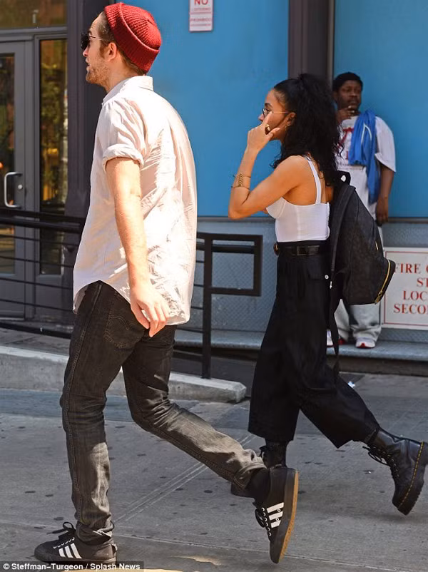 Robert Pattinson đưa người yêu mới vào khách sạn Bowery hôm thứ 4 tuần trước.