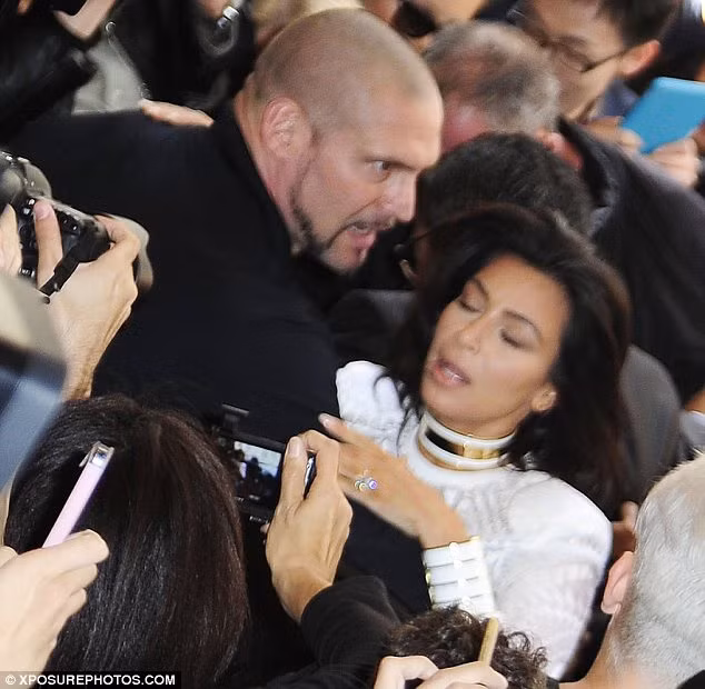 Kim Kardashian trở thành nạn nhân mới nhất của cựu nhà báo Ukranian, Vitalii Sediuk, kẻ chuyên phá bĩnh ngôi sao trên các thảm đỏ.