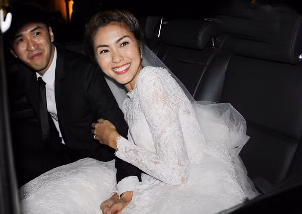 Làm dâu một gia đình giàu có hàng đầu Việt Nam, Tăng Thanh Hà không thể diện một chiếc váy tầm thường trong ngày trọng đại.