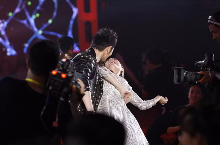 Triệu Vy ngã vào vòng tay Huỳnh Hiểu Minh trên sân khấu lễ trao giải Kim Kê.