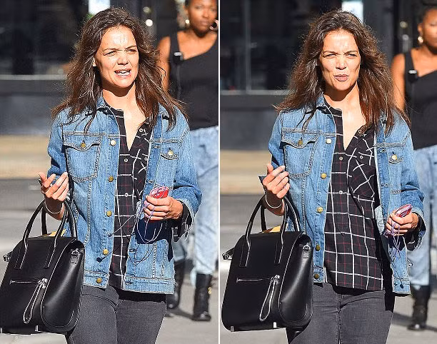 Đôi môi không tô son màu, son dưỡng, khô nẻ khiến Katie Holmes càng thiếu sức sống.