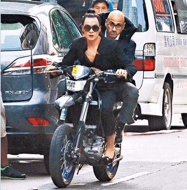 Vào cảnh quay, cascadeur nam cũng phải mang giày cao gót.