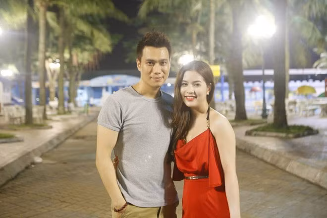 Diễn viên Việt Anh: Sau đổ vỡ của cuộc hôn nhân đầu, Việt Anh từng vướng nghi án tình ái với nhiều bạn diễn trẻ đẹp. Tuy nhiên, nam diễn viên lại thuộc type khá kín tiếng trong chuyện riêng tư. Người hâm mộ chỉ biết Việt Anh đang hẹn hò khi bạn gái mới của anh - Trần Hương - đăng tải những bức ảnh tình tứ trên mạng xã hội.