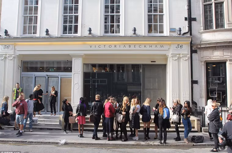 Mặc dù Vic không có mặt trong buổi khai trương cửa hàng thời trang tại London, nhưng điều đó không ngăn cản việc fan cô lũ lượt kéo tới.