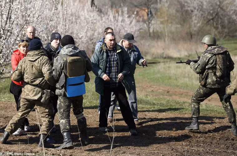 Binh lính Ukraine tranh cãi với dân địa phương ở ngoại ô Kramatorsk.