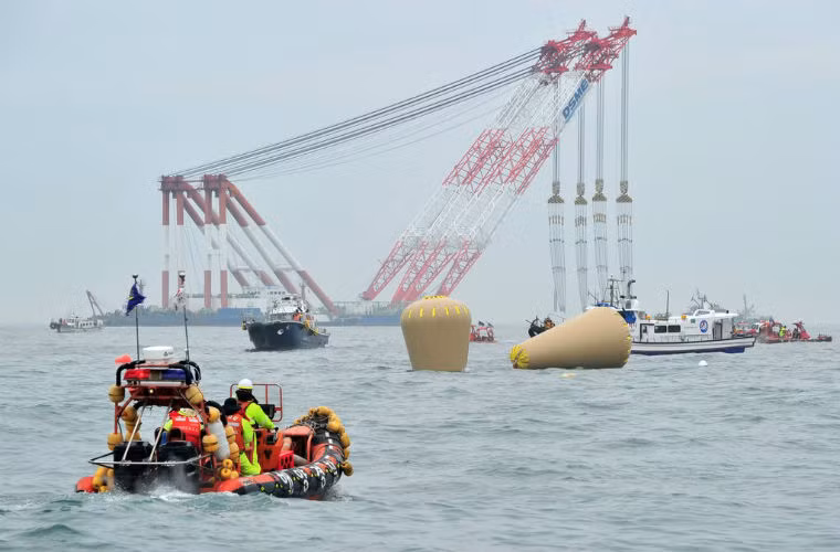 Trong buổi chiều 18/4, phà Sewol đã hoàn toàn chìm xuống nước. Đội tìm kiếm đã phải đánh dấu vị trí tàu bằng các phao nổi. 3 chiếc cần cẩu cũng được điều đến nhằm trục vớt chiếc Sewol.