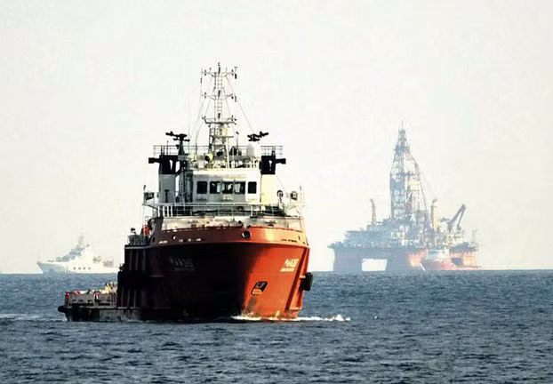 Tàu Trung Quốc xung quanh giàn khoan Hải Dương 981 khi giàn khoan này hạ đặt trái phép bên trong vùng biển Việt Nam.