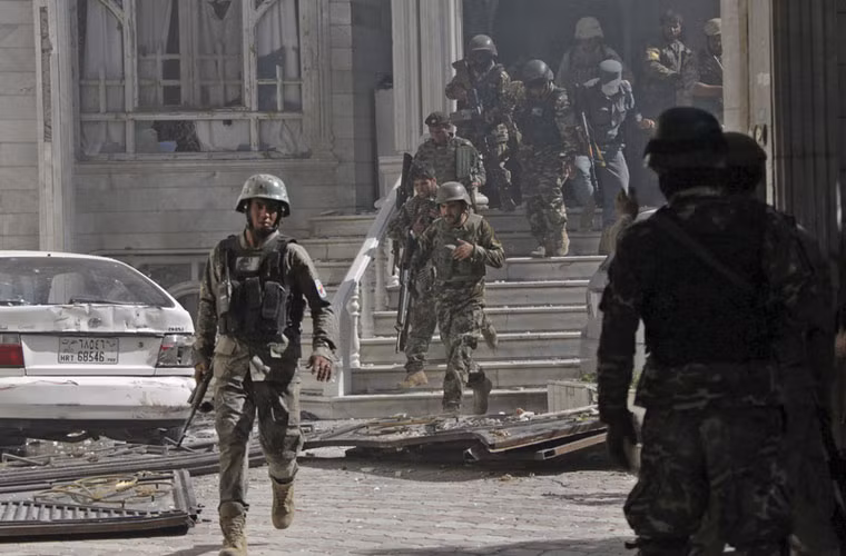 Các binh sĩ lực lượng an ninh Afghanistan rời khỏi tòa nhà sau khi tiêu diệt những kẻ tấn công.