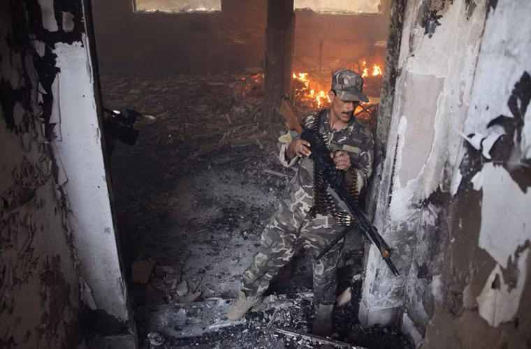 Những kẻ tấn công sử dụng súng trường AK-47, súng chống tăng RPG và lựu đạn đã có cuộc đọ súng với các lực lượng an ninh Afghanistan.