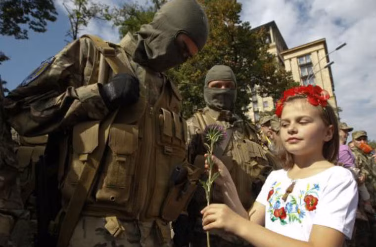 Trẻ em Ukraine tặng hoa cho binh sĩ tiểu đoàn tự nguyện Sich tại Kiev.