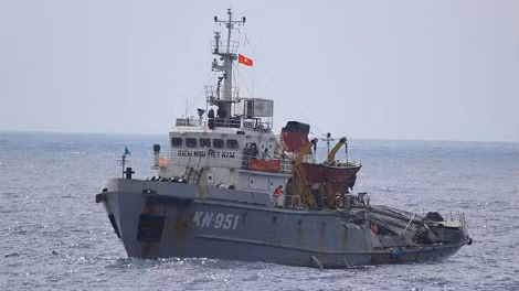 Tàu Kiểm Ngư 951 của Việt Nam bị bẹp dúm toàn bộ phần mạn tàu, đuối tàu bị biến dạng do bị tàu Trung Quốc đâm ngày 24/6.
