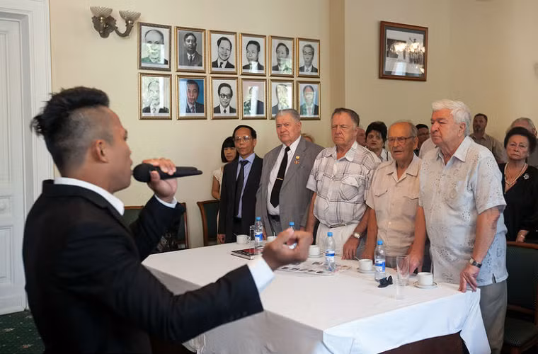 Những cựu binh Liên Xô đứng dậy khi nghe bài hát "The Officers".