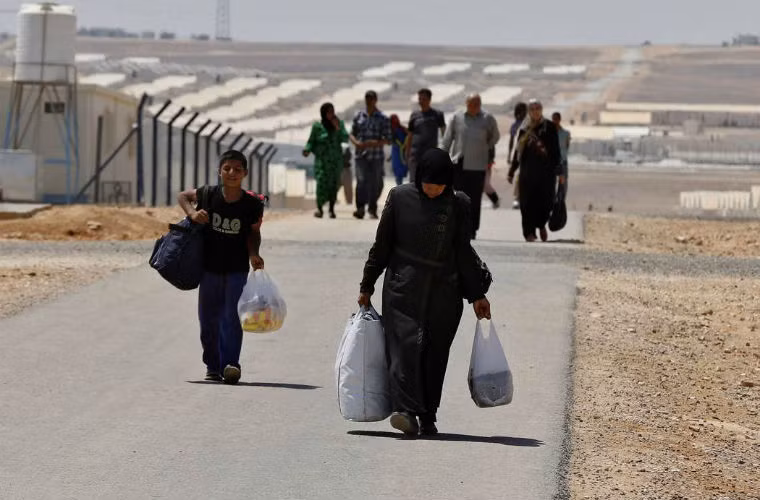 Em bé Syria giúp người nhà mang đồ đạc tại trại tị nạn Azraq ở biên giới Hashemite Jordan. Em bé Syria giúp người nhà mang đồ đạc tại trại tị nạn Azraq ở biên giới Hashemite Jordan.