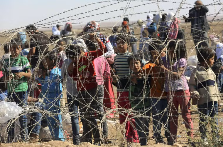 Ngày 20/9, Thổ Nhĩ Kỳ mở cửa biên giới cho khoảng 60.000 người tị nạn Syria vượt qua biên giới nước này. Ngày 20/9, Thổ Nhĩ Kỳ mở cửa biên giới cho khoảng 60.000 người tị nạn Syria vượt qua biên giới nước này.