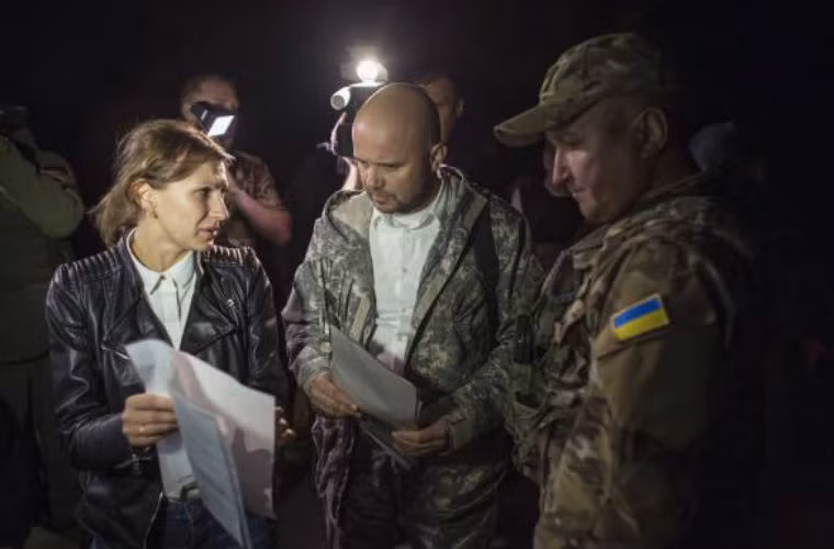 Đại diện lực lượng ly khai trao đổi với đại diện Quân đội Ukraine trước khi tiến hành trao đổi.