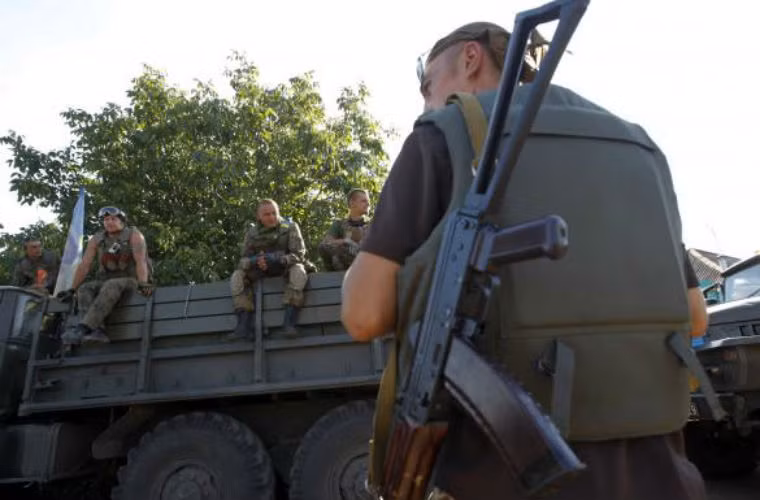 Các binh sĩ Ukraine nghỉ ngơi sau khi hành quân ở Lugansk.