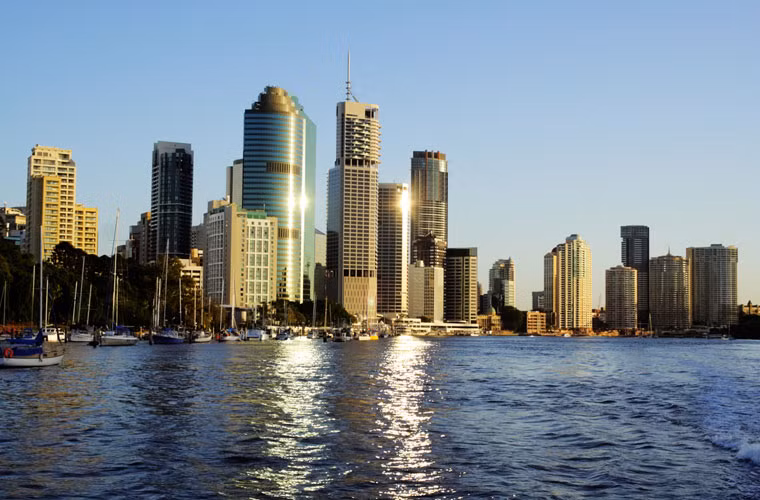 Với dân số khoảng 2 triệu người, Brisbane được coi là thành phố đẹp và sạch nhất Australia. Thành phố Brisbane nổi tiếng với thời tiết ẩm và môi trường thư giãn.