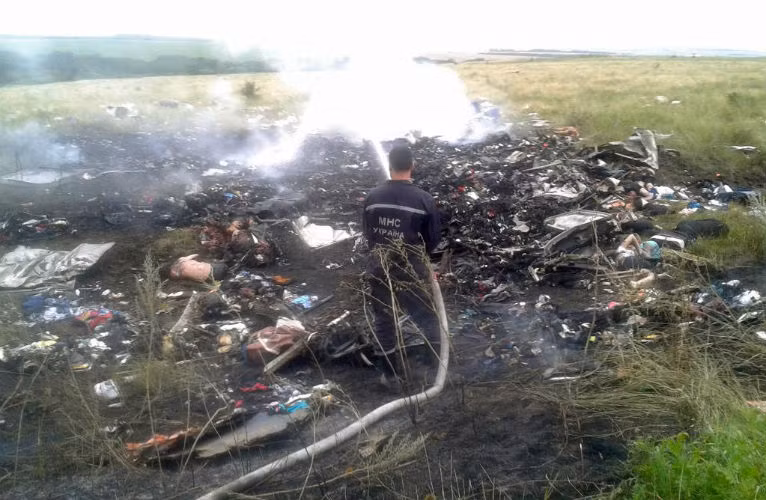 Hiện trường vụ rơi máy bay MH17.